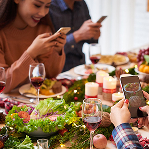 ¿Cada cuánto ves el celular durante la cena?